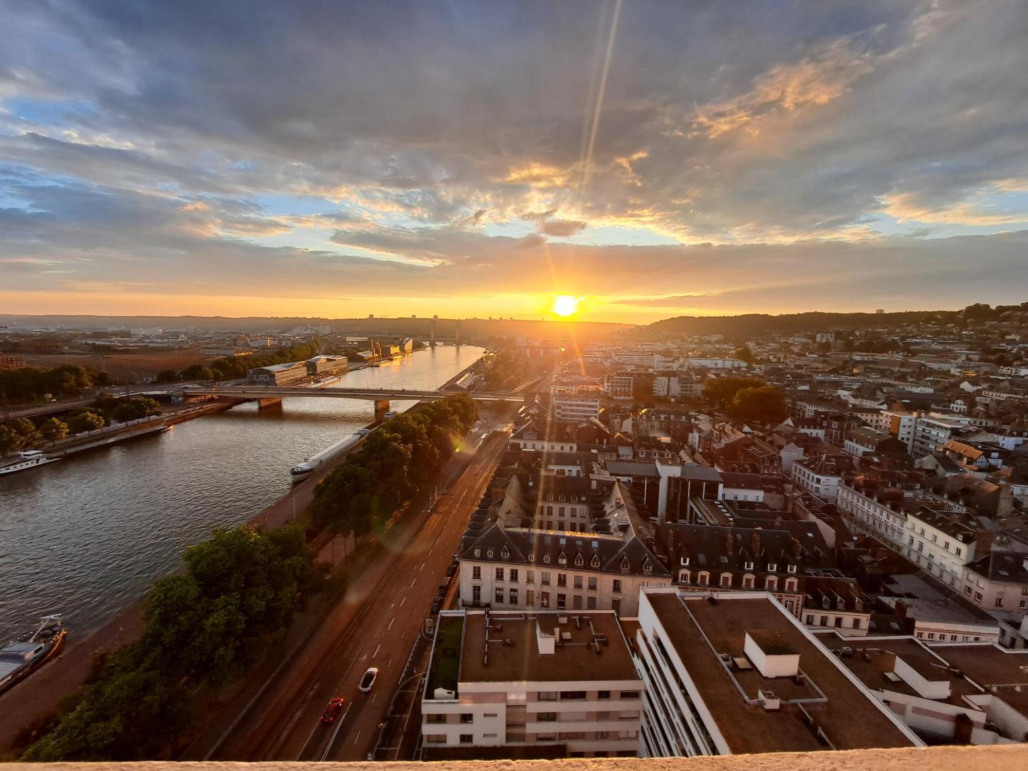 Apartment Sous Les Etoiles - Dans Gratte-ciel Avec Garage Prive *